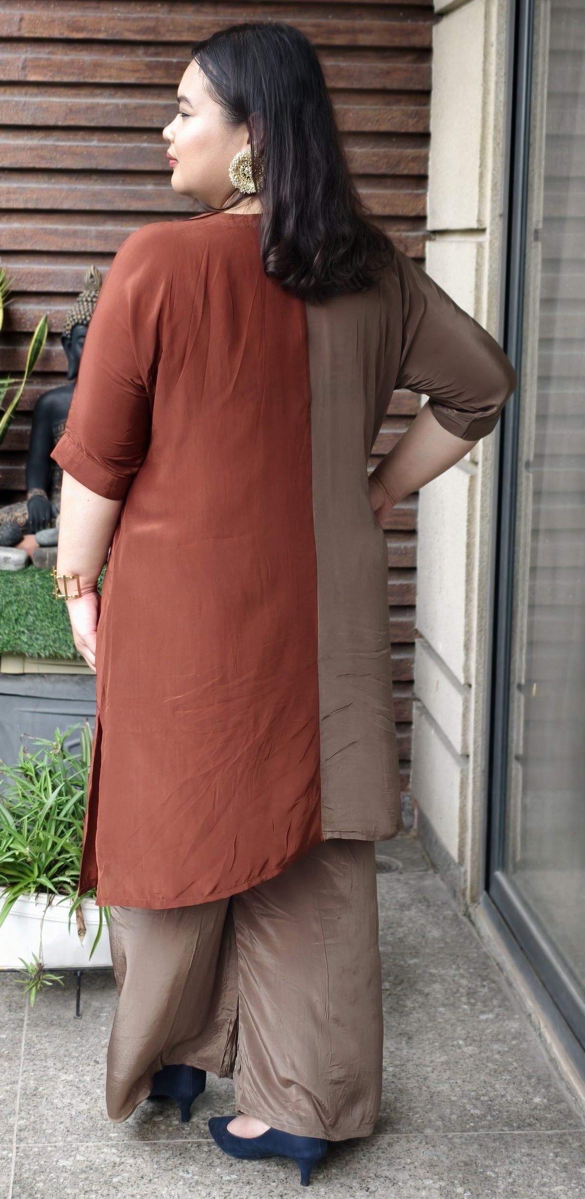 Back view showing the rust and mocha colourblock split